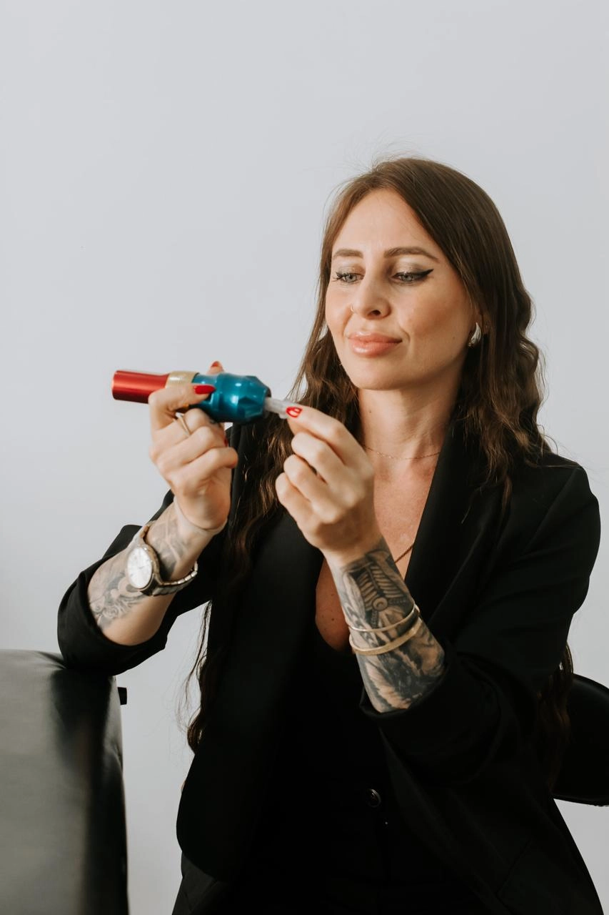Diellen preparando seu instrumento de tatuagem