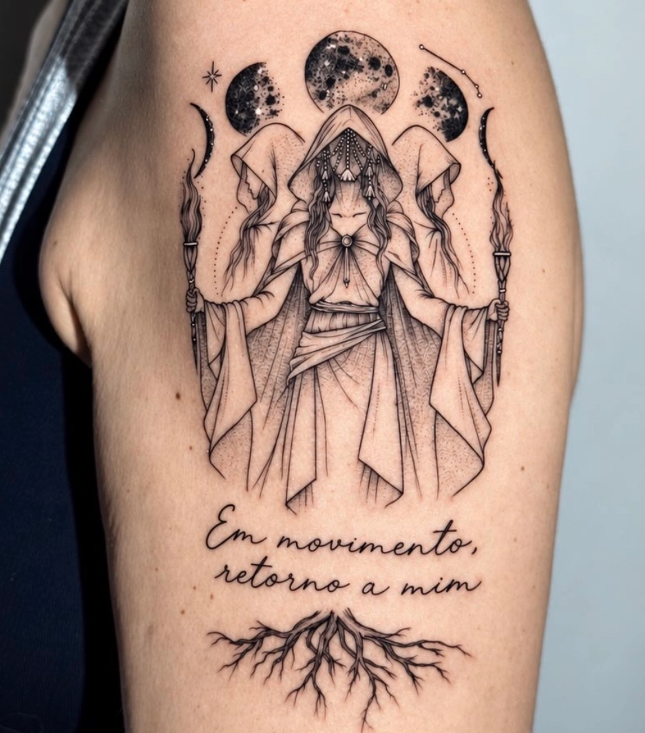 Tatuagem de três figuras femininas com luas e a frase Em movimento, retorno a mim