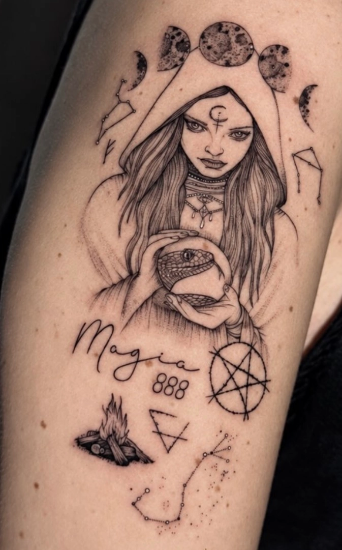 Tatuagem de mulher com serpente, fases da lua e a palavra Magia