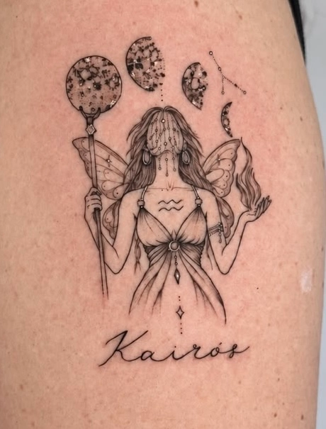 Tatuagem de figura feminina alada, fases da lua e a palavra Kairós