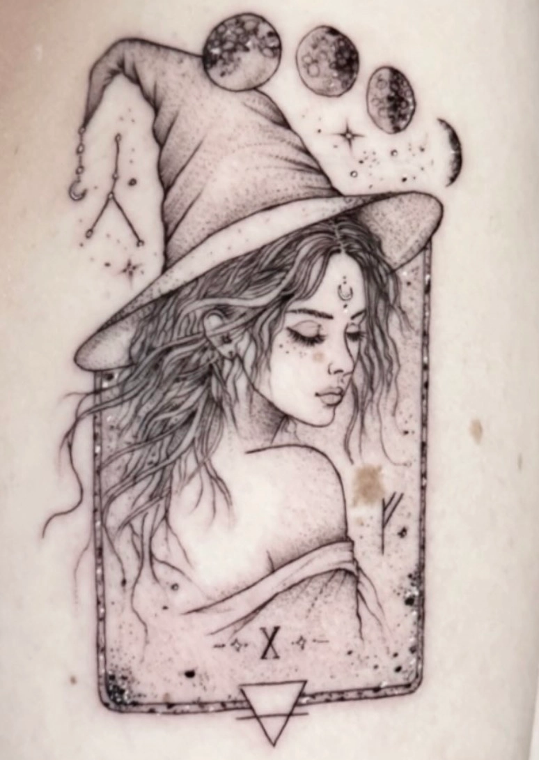 Tatuagem de mulher com chapéu e fases da lua