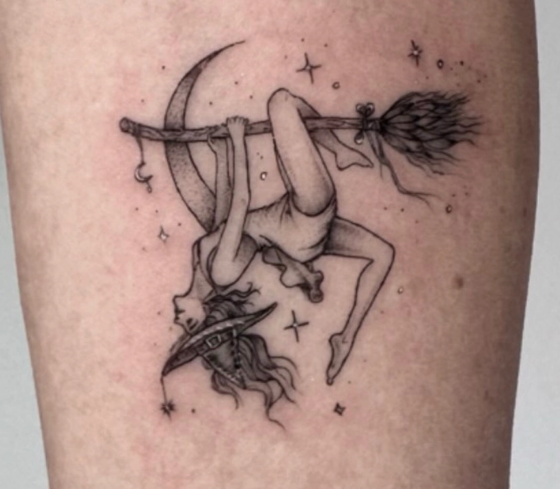 Tatuagem de bruxa na vassoura com lua e estrelas